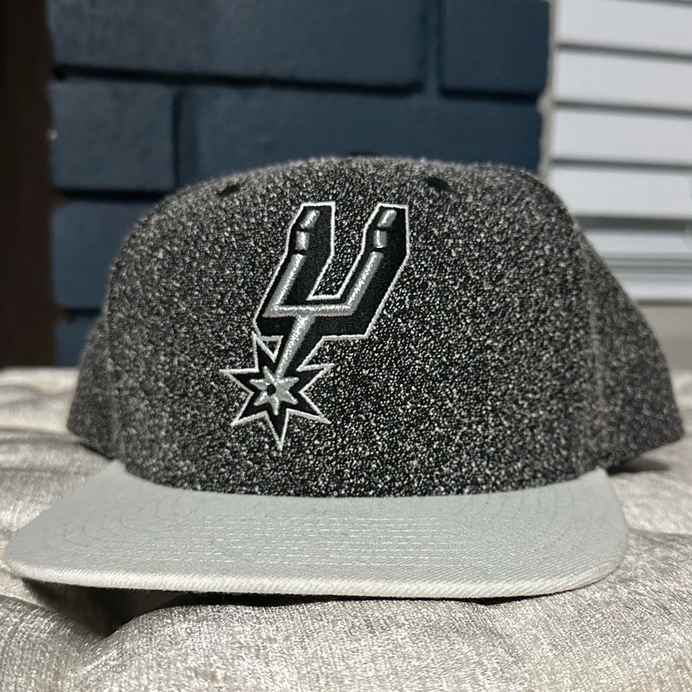 Like New San Antonio Spurs Mitchell and Ness Snap Back Hat